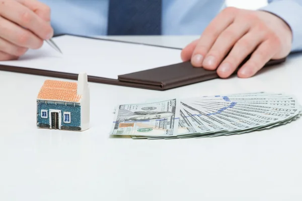 Empresario comprando una casa nueva — Foto de Stock