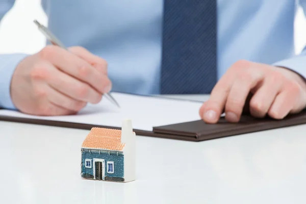 Zakenman een aankoop van een huis plan — Stockfoto