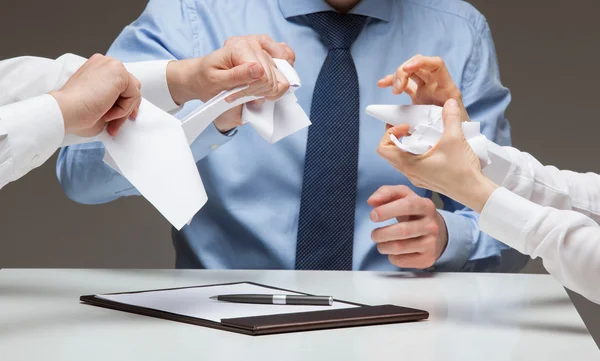 Menschen, die grausam Dokumente zerreißen, — Stockfoto