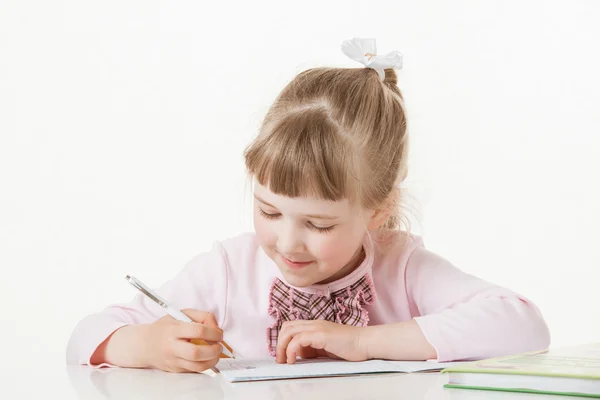 Menina aprendendo a escrever — Fotografia de Stock