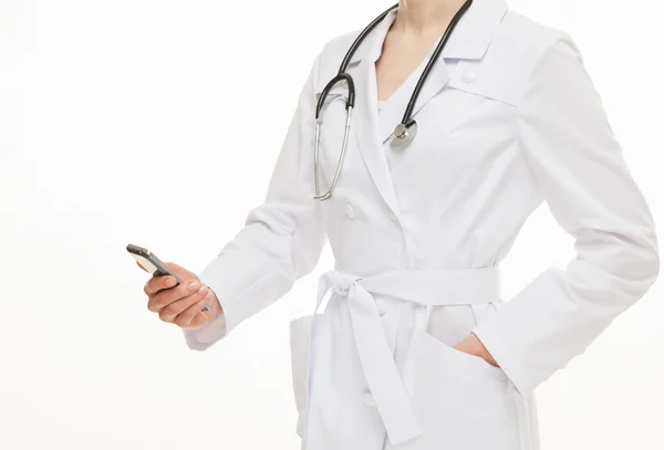 Médico segurando um telefone celular — Fotografia de Stock