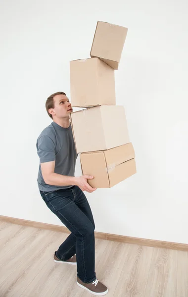 Homme portant de nombreuses boîtes en carton — Photo