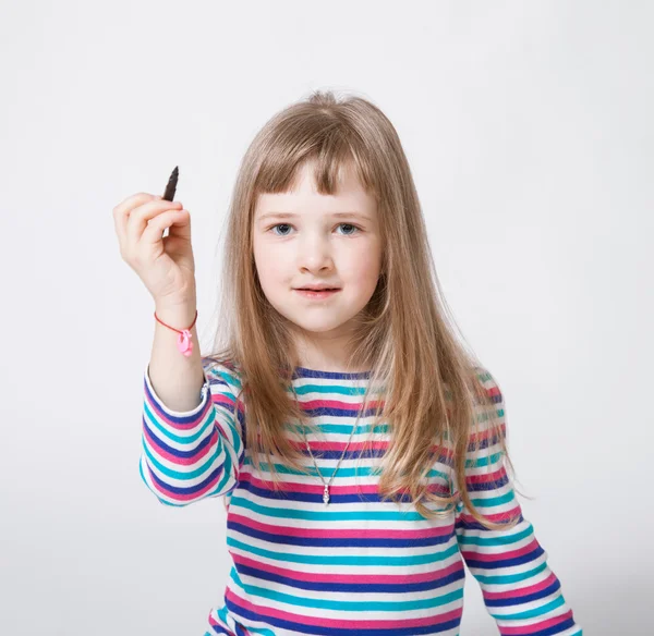 Menina segurando uma caneta de feltro preto e desenho alguns — Fotografia de Stock