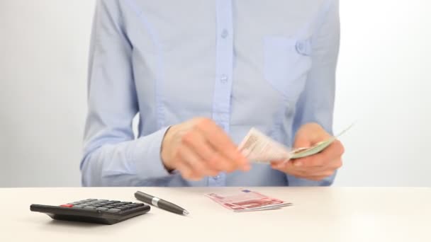 Woman sitting and counting euro — Stock Video