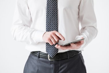 bir yastık tutan işadamı