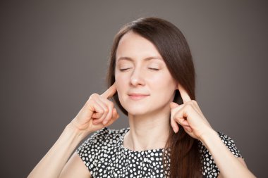 Genç kadın plagging kulaklarını yukarı