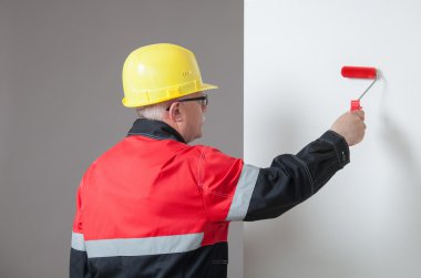 Sarı bir kask içinde ressam
