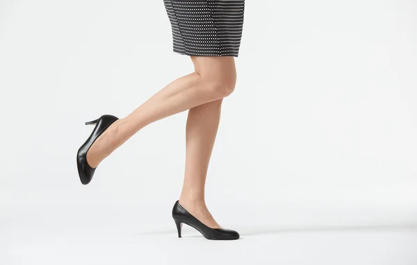 穿高跟鞋的女性双腿 — 图库照片