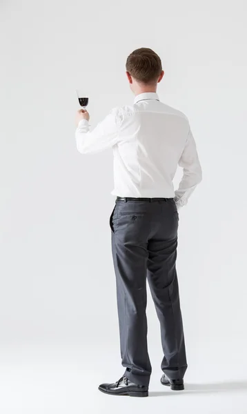 Hombre de negocios sosteniendo copa de vino — Foto de Stock