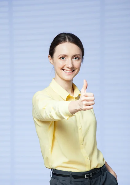 Empresária mostrando um sinal de polegar para cima — Fotografia de Stock