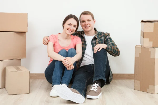 Happy young man and woman sitting — Stock Photo, Image