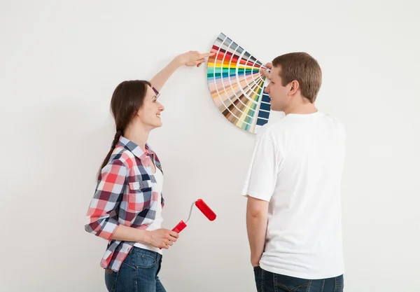 Jovem casal discutindo uma renovação de uma casa — Fotografia de Stock