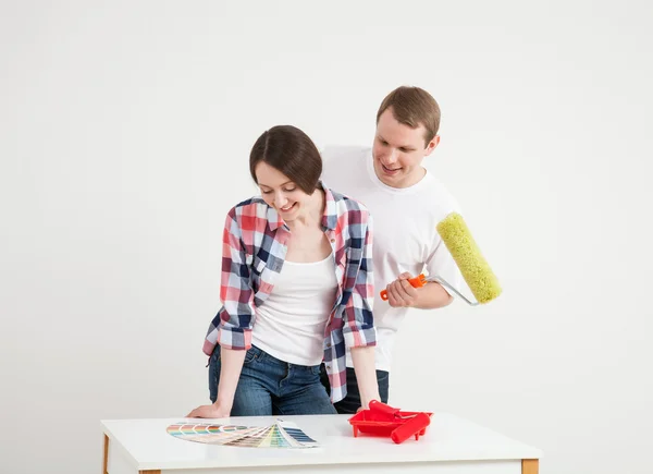 Молодая пара обсуждает ремонт дома — стоковое фото