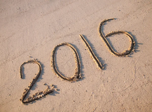 2016 på sand på en solig strand — Stockfoto