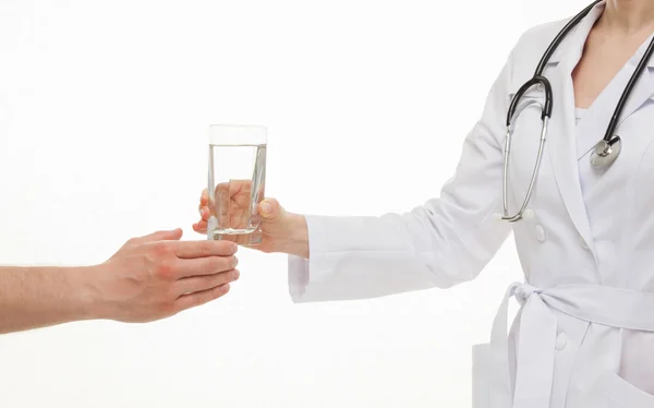 Läkaren håller ett glas med läkemedel — Stockfoto