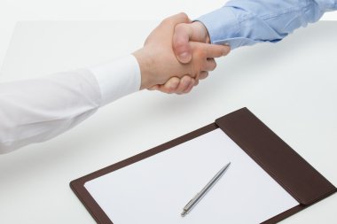Sallayarak işadamları birbirlerine eller
