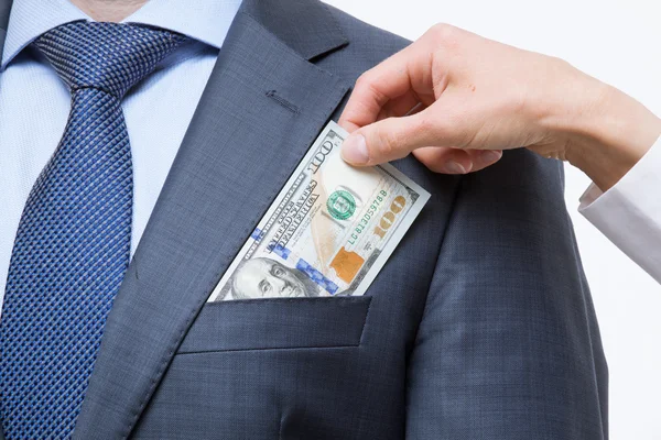 Hand geld steken in de borstzak — Stockfoto