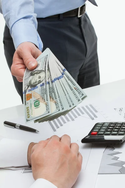 Zakenman aanbieden van geld naar zakelijke partner — Stockfoto