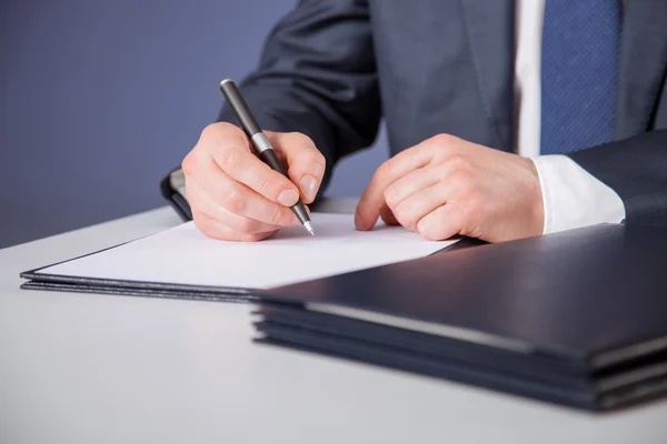 Geschäftsmann signiert Dokumente — Stockfoto