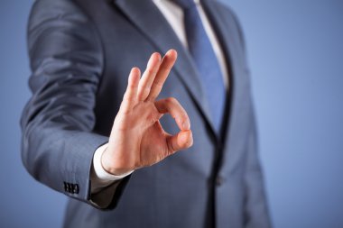 İşadamı eli tamam işareti gösteriyor