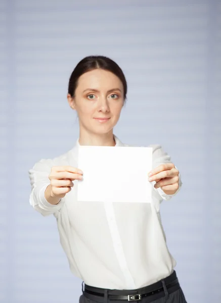 Γυναίκα που κρατά ένα κενό φύλλο χαρτιού — Φωτογραφία Αρχείου