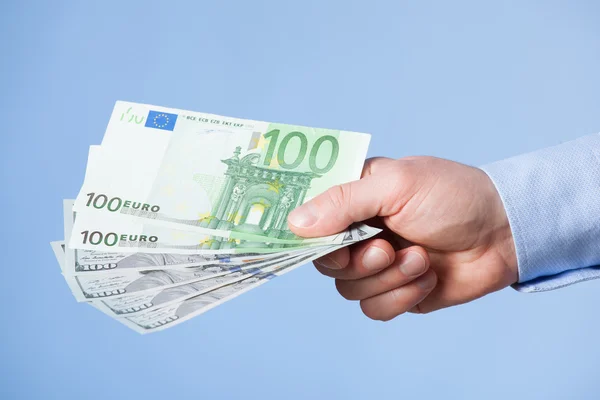 Main de l'homme d'affaires tendue vers les billets en euros — Photo