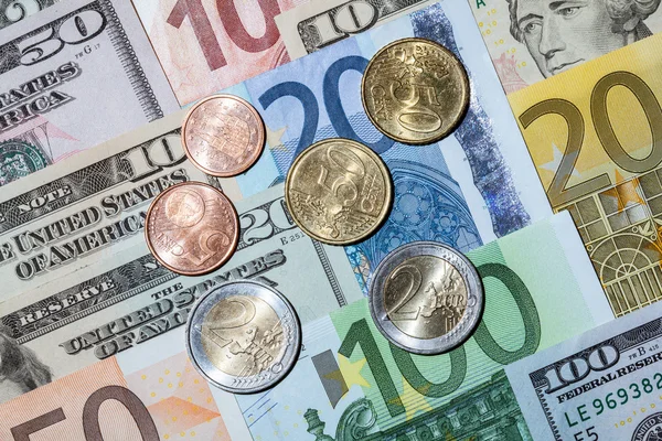 Notas de euro e dólar e moedas de euro — Fotografia de Stock