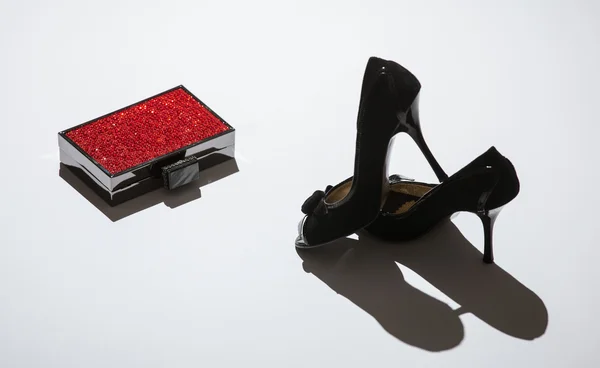 Sapatos pretos e caixa vermelha — Fotografia de Stock