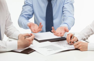 İş adamları bir projeyi tartışıyor