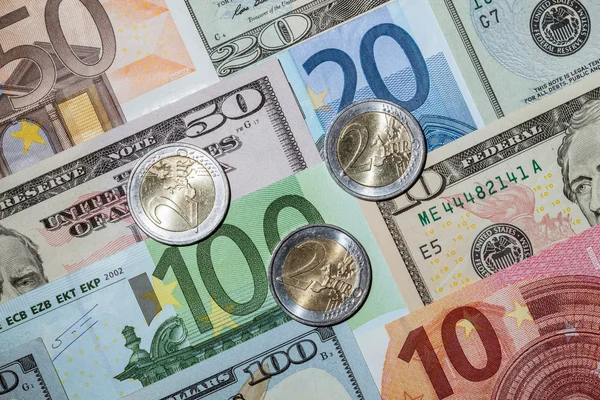 很多欧元和美元钞票 — 图库照片