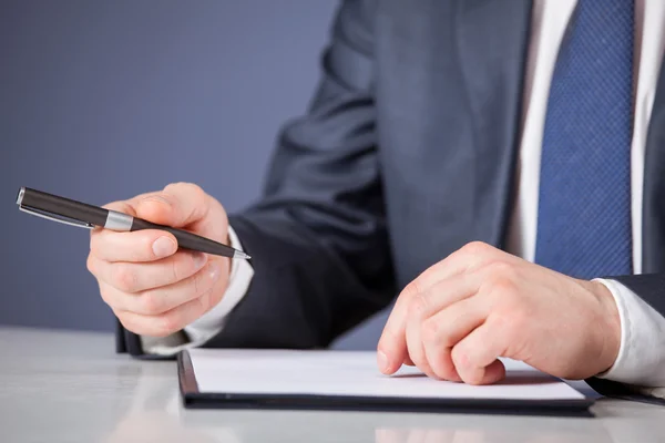 Businessman making note — Stock Photo, Image