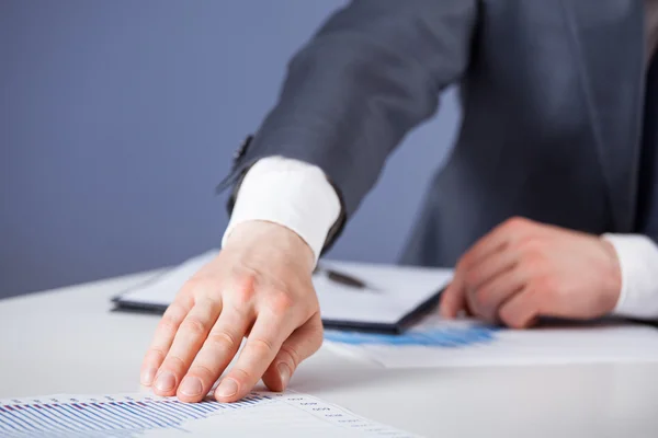 Empresario discutiendo cartas financieras — Foto de Stock