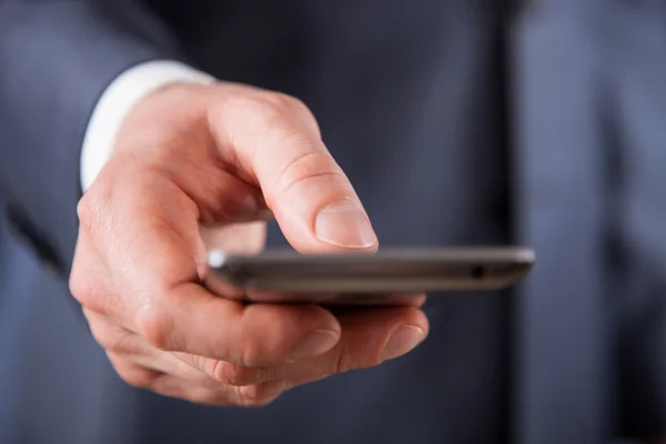 Zakenman met behulp van mobiele telefoon — Stockfoto