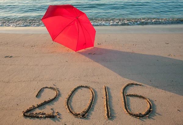 Havsstranden med paraply och ritade 2016 — Stockfoto