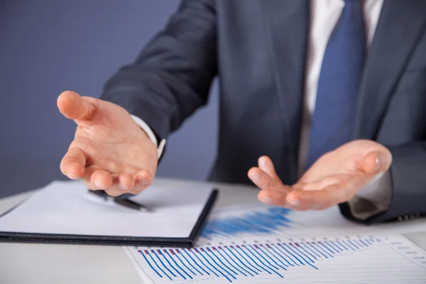 Businessman discussing financial charts — Stock Photo, Image