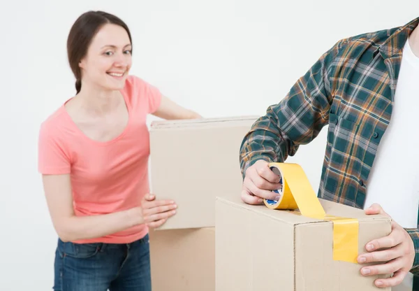 Young couple packing their things — Stock Photo, Image