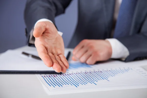 Businessman discussing financial charts — Stock Photo, Image