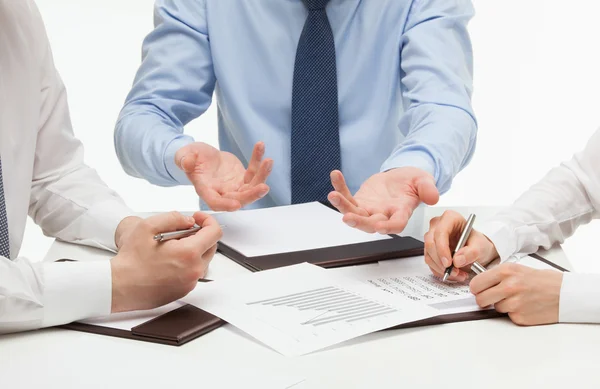 Gente de negocios discutiendo un proyecto — Foto de Stock