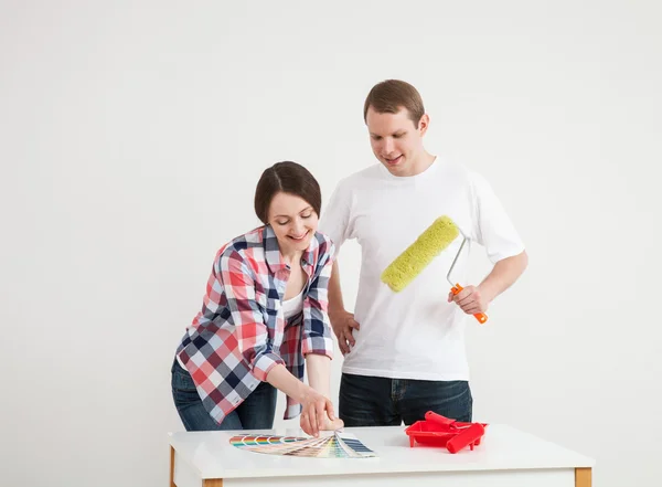 Jovem casal discutindo uma renovação de uma casa — Fotografia de Stock