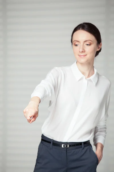 年轻女子指示方向 — 图库照片