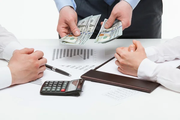 Jefe asignando dinero entre los colaboradores — Foto de Stock