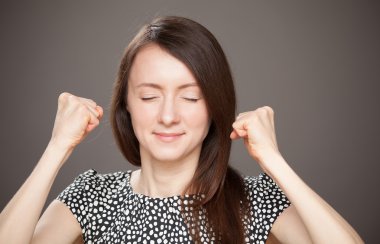 Genç kadın bir jest bir başarı gösteren