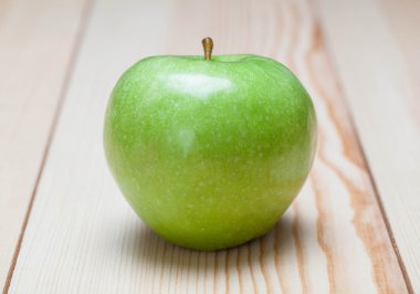 Olgun yeşil elma
