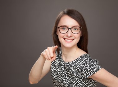 Size gösteren gülümseyen iş kadını