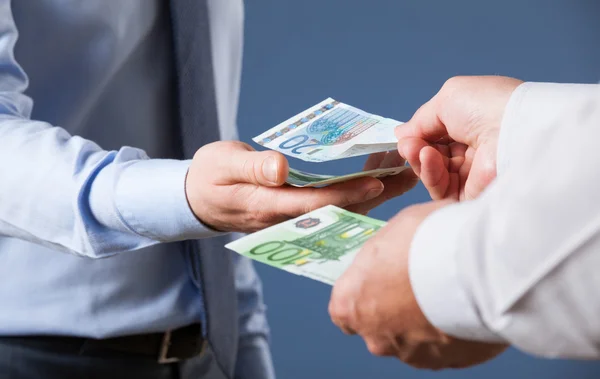 Geschäftsmann zählt Euro-Banknoten — Stockfoto