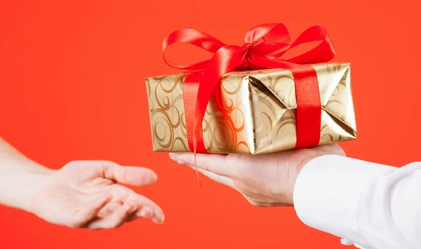 Hombre extendiendo el regalo a la mujer — Foto de Stock