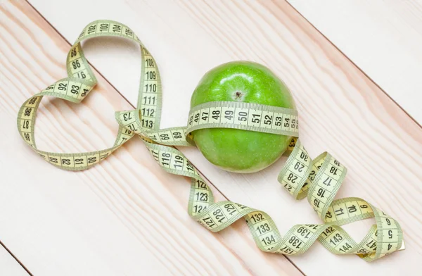 Apple with measuring tape — Stock Photo, Image