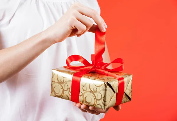 Young woman holding a gift — Stock Photo, Image