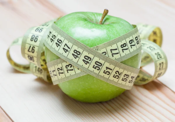 Apple with measuring tape — Stock Photo, Image