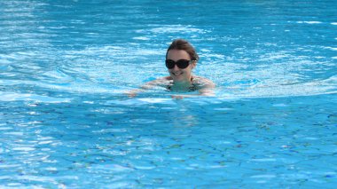 Yüzme genç kadın